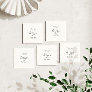 Mockup met vijf kaarten, vierkant boho-uitnodiging, mockup wenskaart