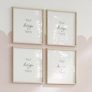 Puede incluir: Cuatro marcos cuadrados de madera con un acabado de madera clara, cada uno con un fondo blanco con el texto "Your design here" y una imagen tenue de hojas en el fondo.