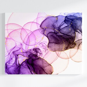 Puede incluir: Impresi&oacute;n de arte abstracto con remolinos y c&iacute;rculos morados y dorados sobre un fondo blanco.