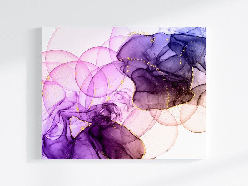 Puede incluir: Impresi&oacute;n de arte abstracto con remolinos y c&iacute;rculos morados y dorados sobre un fondo blanco.
