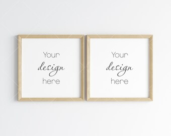 Puede incluir: Dos marcos de fotos cuadrados de madera con un acabado de madera clara. Cada marco tiene un interior blanco con las palabras "Your design here" en escritura negra. Los marcos se muestran sobre un fondo blanco.