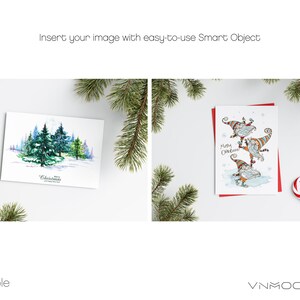 Pode incluir: Dois cart&otilde;es de Natal e um cora&ccedil;&atilde;o de bengala doce em uma superf&iacute;cie branca, emoldurados por galhos de pinheiro. Um cart&atilde;o apresenta uma cena de floresta em aquarela, o outro tem gnomos de desenho animado com o texto "Merry Christmas".