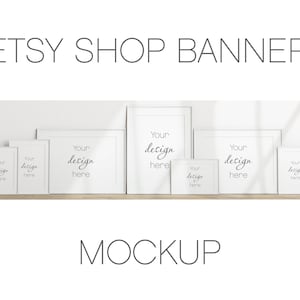 Puede incluir: Maqueta de cinco marcos blancos con el texto "Your design here" en cada marco. Los marcos est&aacute;n dispuestos en una fila sobre una superficie de madera. El texto "ETSY SHOP BANNER" est&aacute; en la parte superior de la imagen y el texto "MOCKUP" est&aacute; en la parte inferior de la imagen.
