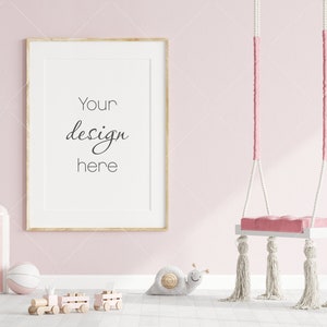 Puede incluir: Un contenedor de almacenamiento a rayas rosa y blanco con una pelota blanca y una pelota rosa y blanca a su lado. Un tren de juguete de madera est&aacute; en el suelo frente al contenedor. Un p&oacute;ster enmarcado con el texto "Your design here" est&aacute; en la pared detr&aacute;s del contenedor. Un columpio rosa con borlas blancas cuelga del techo en la esquina derecha de la imagen.