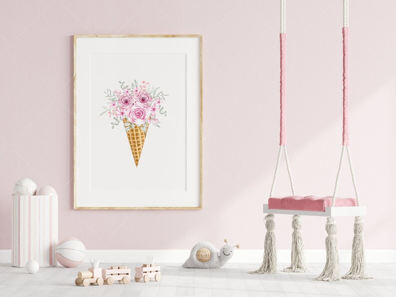 Puede incluir: Una impresi&oacute;n enmarcada de una ilustraci&oacute;n de acuarela de un ramo de flores rosas en un cono de waffle. La impresi&oacute;n est&aacute; colgada en una pared rosa con un columpio blanco en el fondo.