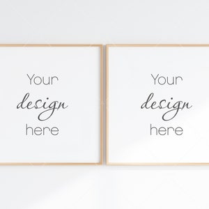 Op de afbeelding: Twee vierkante houten ingelijste prints met witte passe-partouts en witte achtergronden. De tekst "Your design here" is in zwarte cursieve letters op elke print geschreven.
