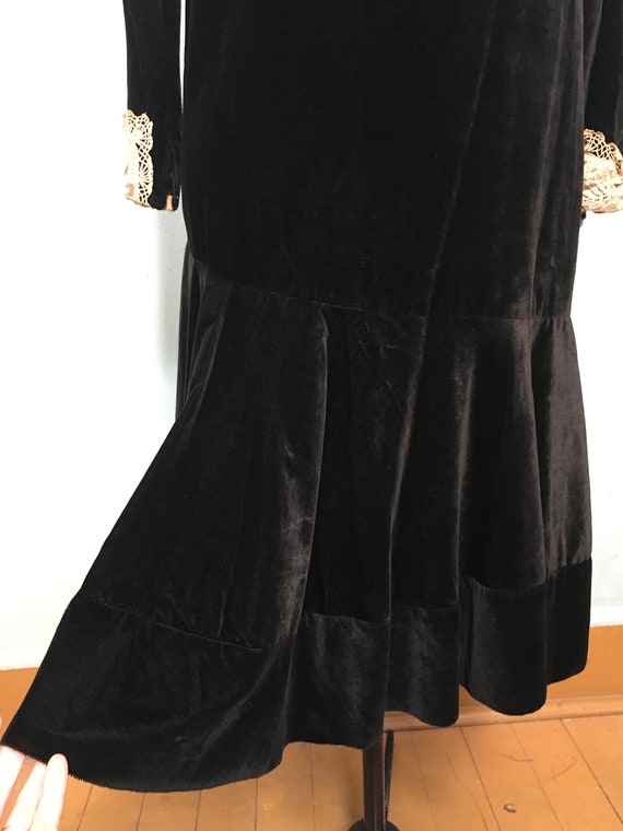 1920s black velvet dress with lace collar and cuf… - image 6