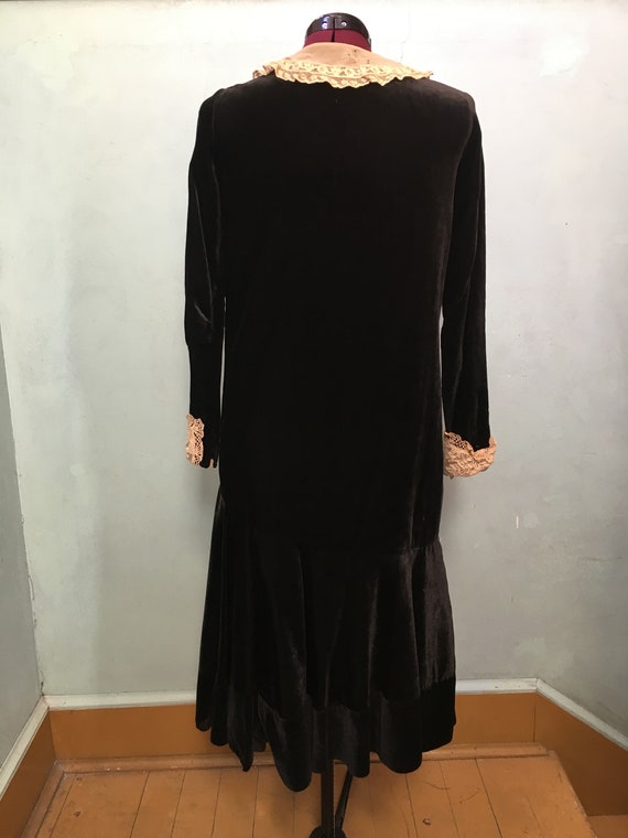 1920s black velvet dress with lace collar and cuf… - image 3