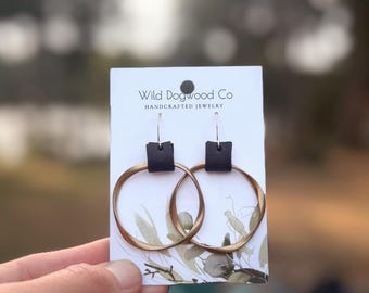 Aro metálico retorcido con cuero marrón. Joyería Wild Dogwood