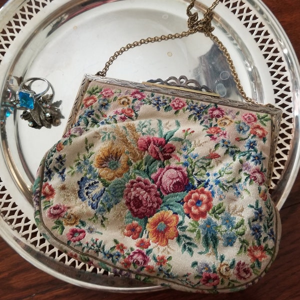 Antiguo bolso de tapicería austriaca 1840s, bolso de noche de punta de aguja bolso flores / monedero Metal dorado Top Marcasitas Clasp, bolso, bolso