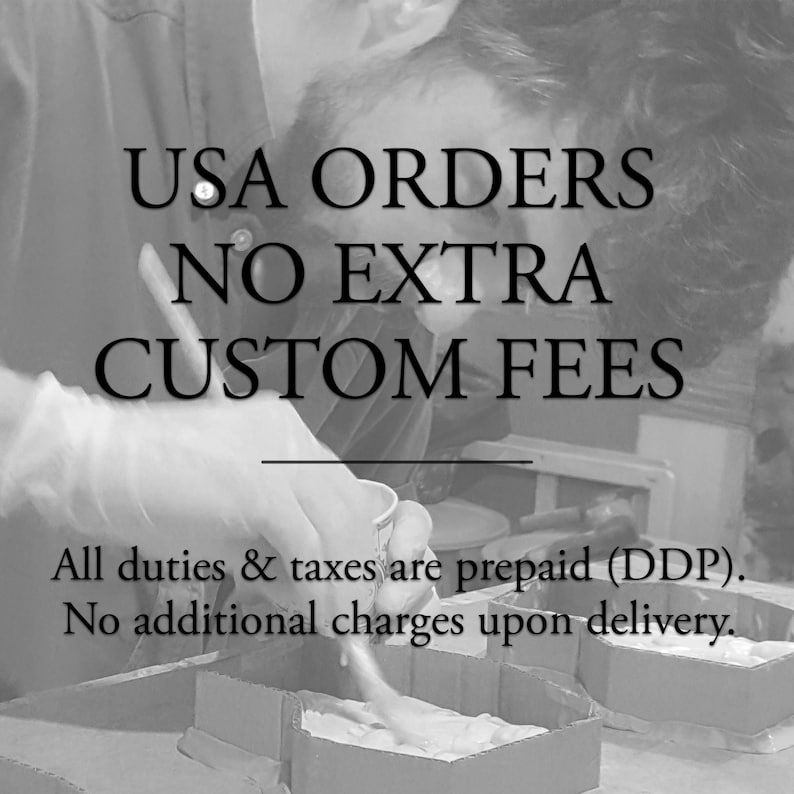 Puede incluir: Un gr&aacute;fico en blanco y negro con el texto USA ORDERS NO EXTRA CUSTOM FEES seguido del texto All duties & taxes are prepaid (DDP). No additional charges upon delivery. La imagen muestra a una persona con guantes mezclando una sustancia.