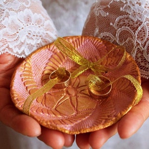 Roségouden kleiringschotel – roze en gouden verlovingsringhouder, alternatieve trouwringdoos, rustiek strand trouwringdrager, kustdecor