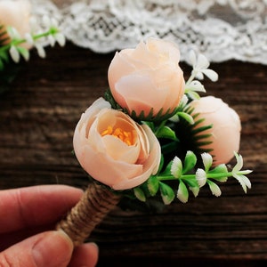 Boutonniere de novio con peonía ruborizada, Boutonniere de boda campestre, Boutonniere de novio, Boutonniere de padrino, Flor de solapa rústica, Accesorio para novio