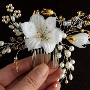 Bridal Hair Comb with Ivory Flower, Pearls & Crystals – Wedding Hairpiece, Vintage Floral Headpiece, Jewelry Comb for Bride, Hair Accessory