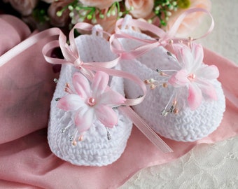 Chaussons ballerines avec fleur rose, chaussures de baptême pour bébé fille, chaussons blancs au crochet, chaussons de baptême, cadeau de naissance