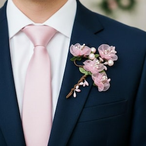Kirschblüten Boutonniere Rosa, Ansteckblume für Bräutigam, Hochzeits-Accessoire fürs Revers, Herren Reversblume für Hochzeit & Abschlussball