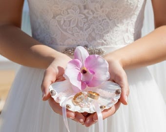 Tropischer Muschel-Ringhalter mit rosa Orchidee – Ringträger-Muschel für Stranddeko & Destination Deko