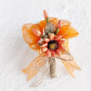Rustikale Sonnenblume Bräutigam Boutonniere, Herbsthochzeit im Knopfloch, Terrakotta Revers Blume, Land Trauzeuge Accessoire, Bauernhaus Anstecknadel