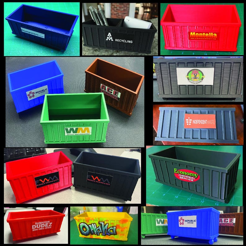 K&ouml;nnte beinhalten: Eine Sammlung von Miniatur-M&uuml;llcontainern in verschiedenen Farben, jeder mit einem anderen Firmenlogo. Die Container sind aus Kunststoff und etwa so gro&szlig; wie ein Stiftehalter. Einige der Logos sind "Montella", "ACE", "WM", "Republic", "Economy Disposal Service", "Dumpster Dude" und "O'Haka".