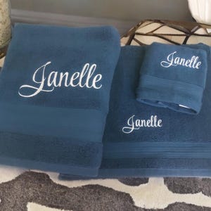 Personalized Embroidered Bath Towel – Custom Name or Monogram – Soft Cotton Towel – Ideal for Weddings, Birthdays, – Gift for Him or Her