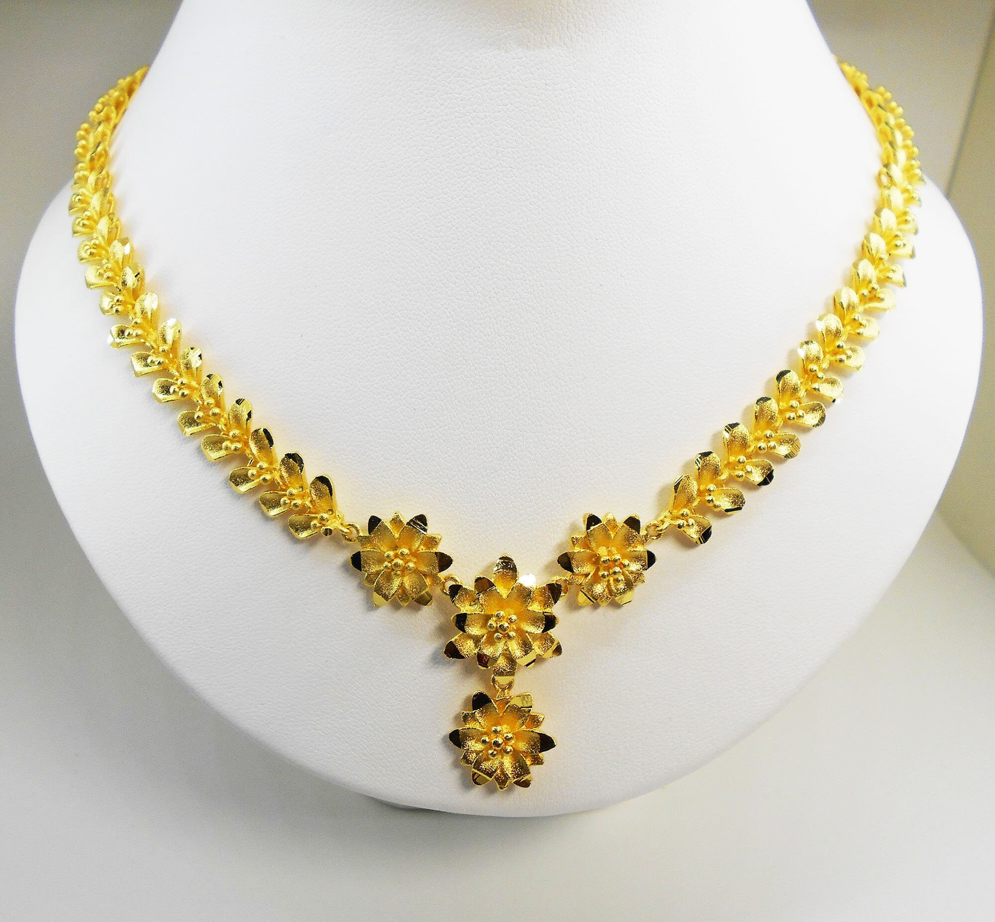 Flower design gold necklace deals
