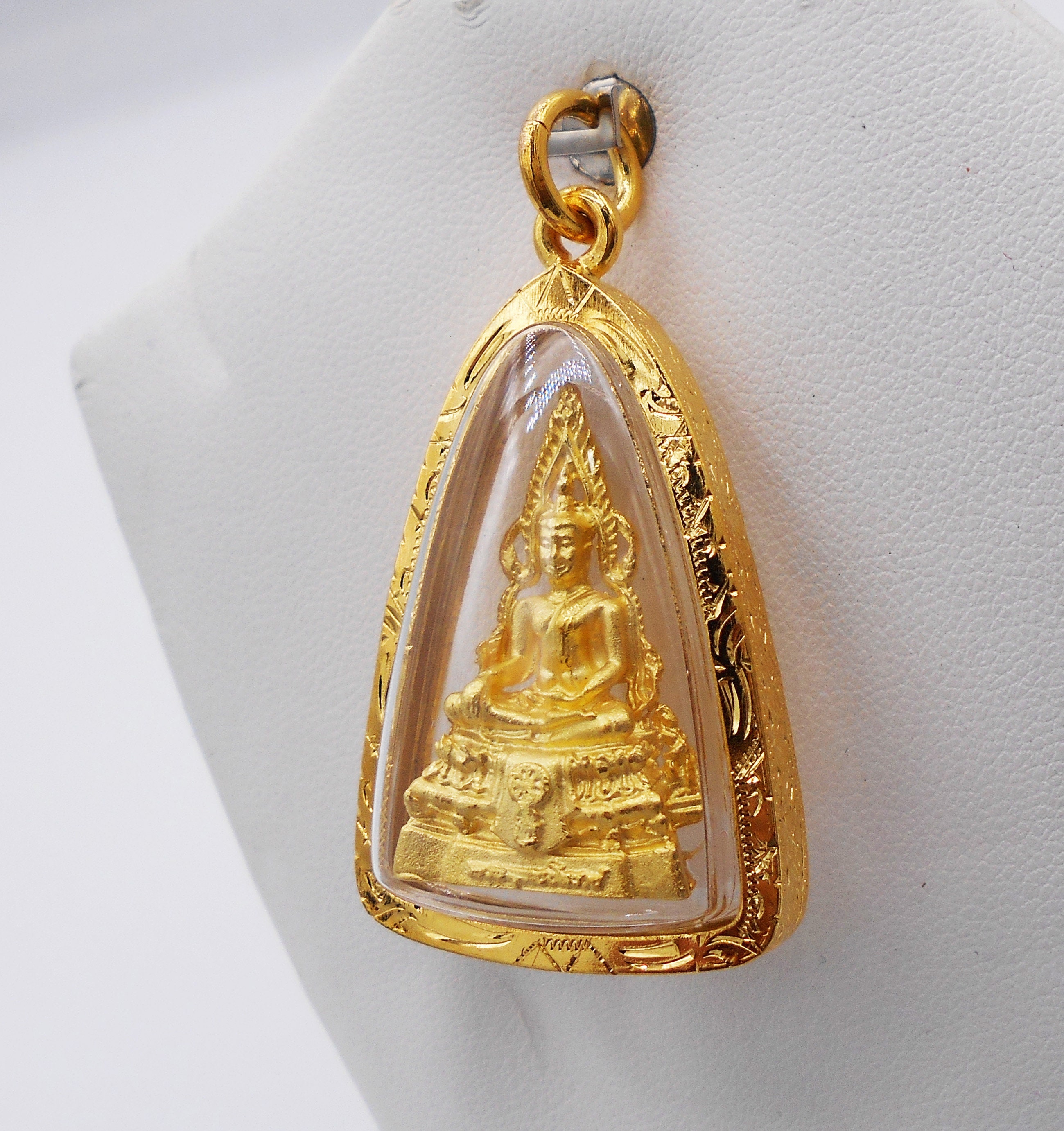 タイ仏陀のお守り: Phra Phuttha Chinnarat ゴールドメッキペンダント