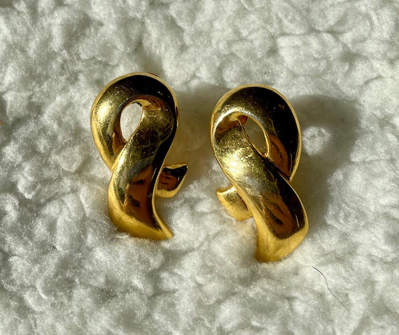 Vintage gold ribbon-shaped earrings