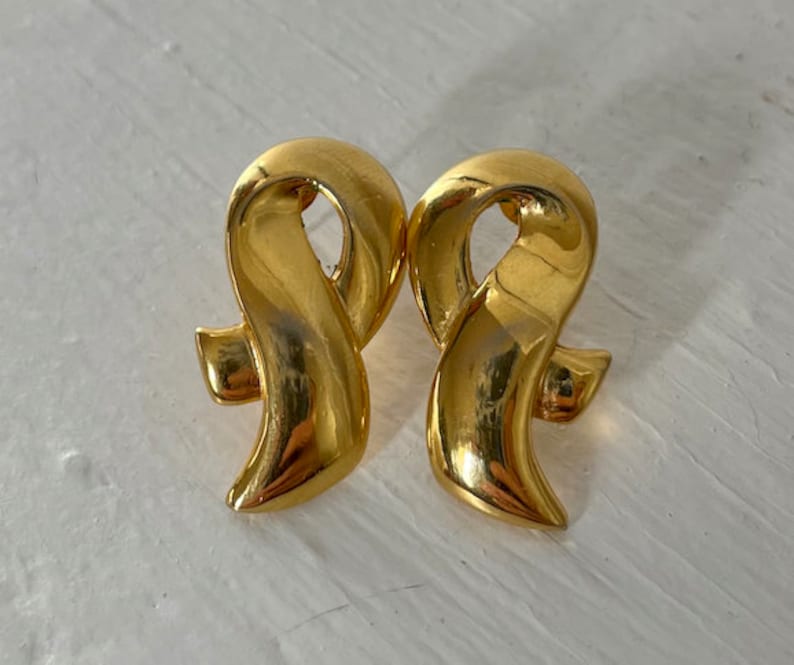 Vintage gold ribbon-shaped earrings