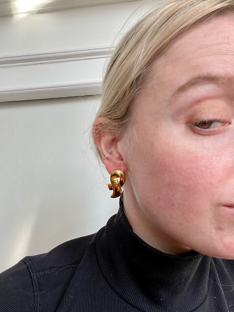 Vintage gold ribbon-shaped earrings