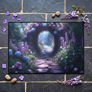 Può includere: Tappeto rettangolare raffigurante un sentiero attraverso un arco fiorito, adornato da ortensie viola e blu e altri fiori. Il sentiero di pietra conduce a un'apertura luminosa. Il tappeto ha un bordo nero.