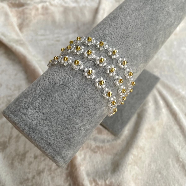 Pearl bracelet “White flower”