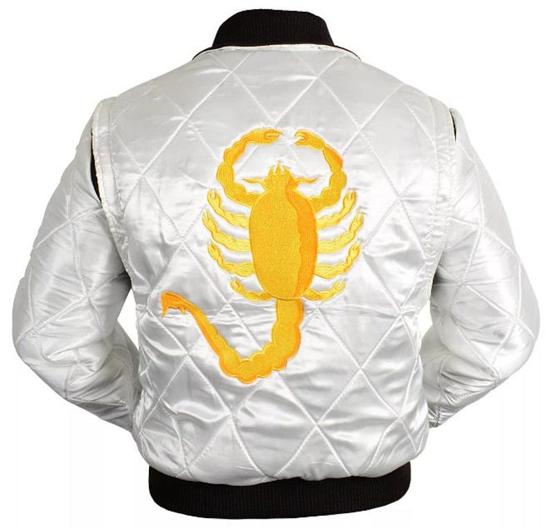 K&ouml;nnte beinhalten: Wei&szlig;e Satin-Bomberjacke mit Steppmuster und schwarzem geripptem Kragen und B&uuml;ndchen. Auf der R&uuml;ckseite befindet sich ein gro&szlig;es, gesticktes gelbes Skorpion-Design. Die Jacke hat eine klassische Bomber-Silhouette.
