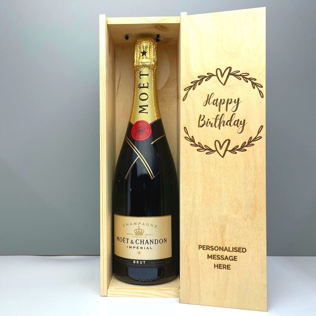 Personalised Birthday Wreath Wine Box // Wine // Gift // Etsy UK