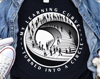 Può includere: Maglietta nera con una grafica bianca di una scala continua che forma un cerchio. Il testo "My Learning Curve Turned Into A Circle" è scritto attorno alla grafica.