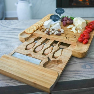 Engraved cheeseboard, Personalized cheeseboard, Custom cheeseboard set, Engraved cutting board, Wedding gifts, couples gift