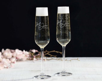 Personalized set of 2 Champagne Glass, Champagne flutes, Mr and Mrs Champagne glasses, Engraved Glass, Monogram Champagne Glass