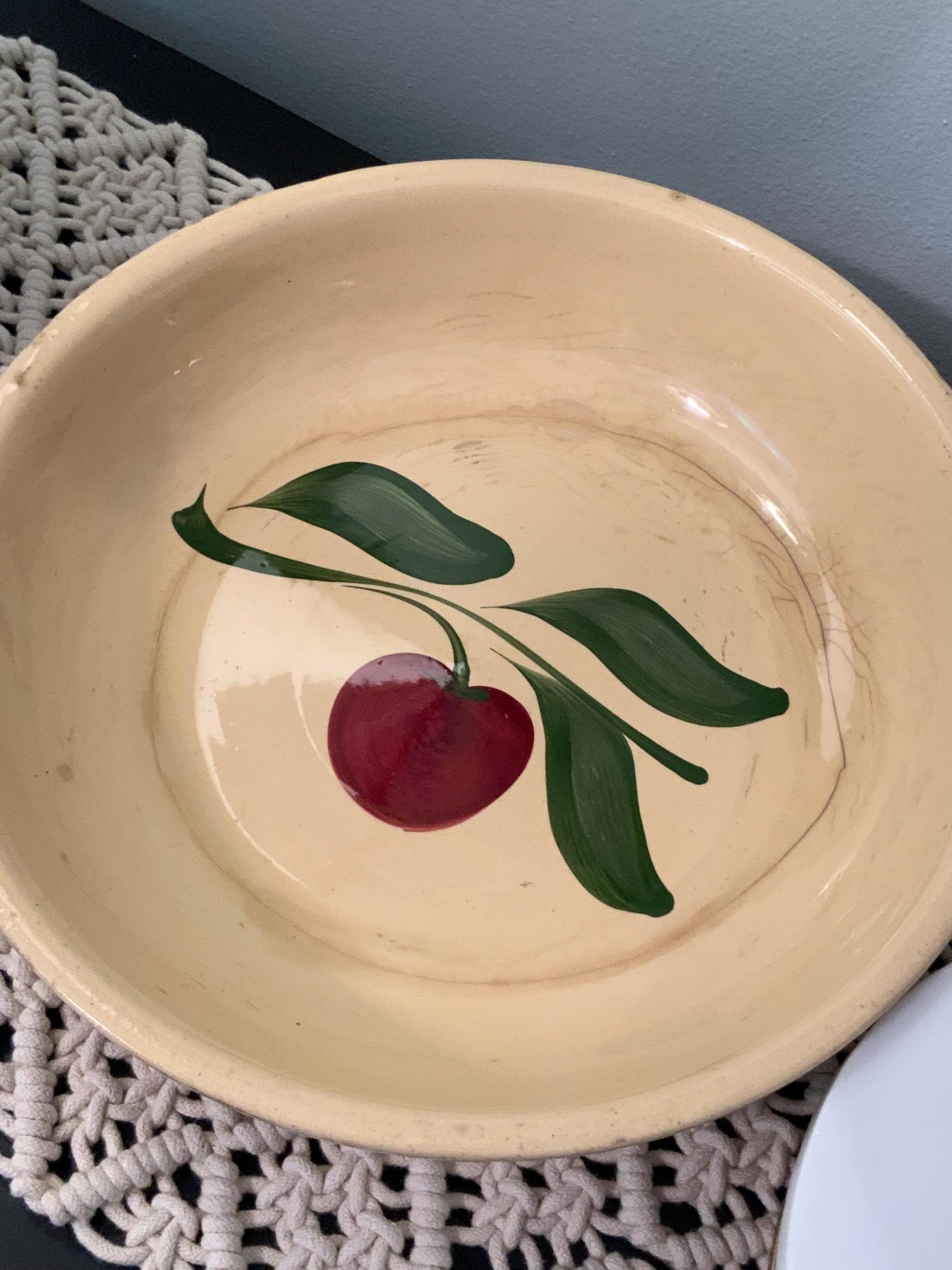 ESTATE Find * Very Vintage * 3-Leaf Apple WATT Pottery USA “Spagetti” Bowl #39 * Extra Large 13” Wide * Ovenware * Free Shipping