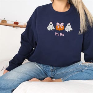 Sorority Phi Mu Halloween / Niestandardowy kolor grecki haft Gildan 18000 bluza / Duży prezent dla małej siostry