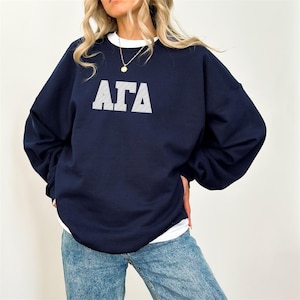 Sudadera con bordado griego personalizado Gildan 18000 con letras de la hermandad Alpha Gamma Delta, regalo para hermana mayor