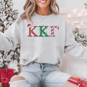 Colección navideña de la hermandad Kappa Kappa Gamma / Sudadera con bordado griego personalizado Gildan 18000 / Regalo para la hermana mayor