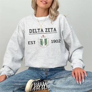 Delta Zeta Sorority Crest Rundhalsausschnitt / Benutzerdefinierte Farbe Griechisch Besticktes Gildan 18000 Sweatshirt / Große kleine Schwester Geschenk