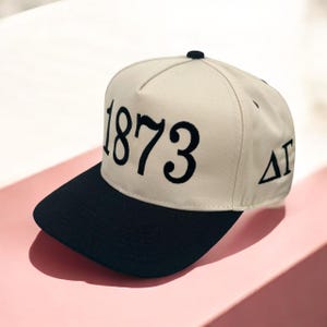 Cappello da camionista con lettera e anno della confraternita / Cappellino ricamato con colore greco personalizzato / Grande regalo per sorellina