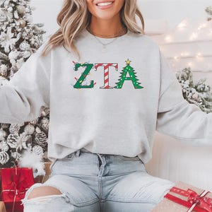 Zeta Tau Alpha Sorority Weihnachtskollektion / Benutzerdefinierte Farbe Griechisch Besticktes Gildan 18000 Sweatshirt / Große kleine Schwester Geschenk