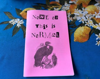 Könnte beinhalten: Ein pinkfarbenes Zine mit dem Text "None of This is Normal" in einer fetten Schriftart im Ausschnittstil. Das Cover zeigt eine Schwarz-Weiß-Illustration von zwei Geiern. Das Zine liegt auf einer blau gemusterten Oberfläche.