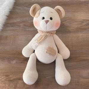 Creme Gehäkelte Teddybär Spielzeug | Amigurumi Teddybär mit Namen Patch | Handgemachte Beige Bär Plüsch | Personalisierte Baby Geschenk | Kuscheltier