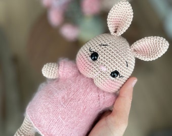 Poupée personnalisée lapin lapin au crochet | Lapin tricoté Amigurumi | Panier cadeau personnalisé pour nouveau-né | Cadeau d'anniversaire pour lui | Lapin de Pâques