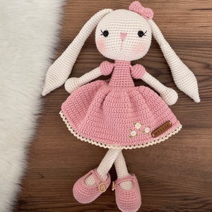 Roze aangekleed speelgoed konijn | Gehaakt amigurumi-konijn | Handgemaakt cadeau voor kinderen | Gepersonaliseerde pluche konijn | Aangepaste naam speelgoed | Paashaas