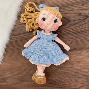 Blau und Rosa Nina Doll | Handgemachte Häkelpuppe | Amigurumi Mädchen Spielzeug | Namespuppe | Personalisiertes Geschenk Abnehmbarer bekleideter Kopf