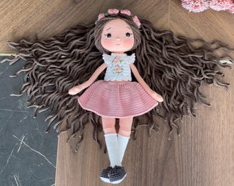 Olivia Häkelpuppe mit Rock : Handgemachtes Amigurumi Kinderzimmer Dekor Spielzeug