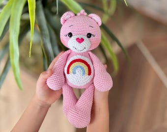 Gehäkelter Jubelbär: Personalisiertes Plüschtier Teddybär mit Regenbogen